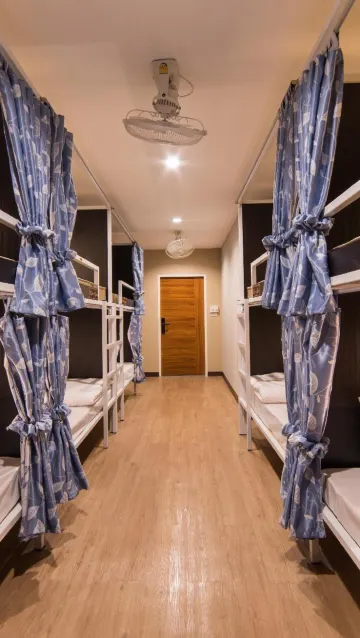 เตียงในห้องพักรวมหญิงขนาด 10 เตียง