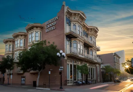 Horton Grand Hotel Отели рядом с достопримечательностью «Ботаникал Билдинг»