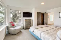 Depoe Bay Townhome w/ Deck & Stunning Ocean Views! - parking