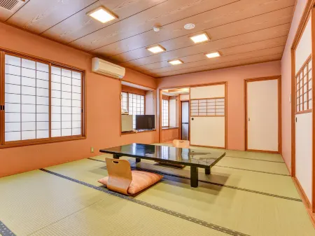 Hidatakayama Futarishizuka Hakuun Отели рядом с достопримечательностью «Takayama Jinya»