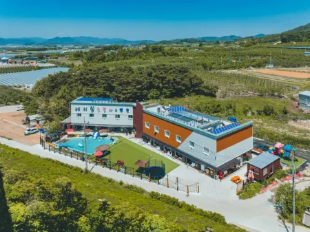 Gimcheon A-One Pool Villa Отели в г. Кимчхон
