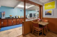 Days Inn by Wyndham Ann Arbor - Parkering