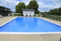 Days Inn by Wyndham Luray Shenandoah - Pools