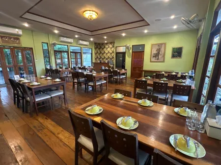 Tree House Hotel Отели рядом с достопримечательностью «Wat Chiang Ei Si Mongkol Wararam»