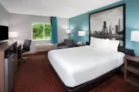 Super 8 by Wyndham McHenry/Fox Lake Area Hotels in Crystal Lake