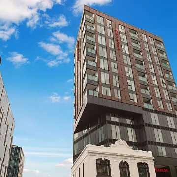 Ramada Suites by Wyndham, Victoria Street West Отели рядом с достопримечательностью «Радиобашня Скай-Тауэр»