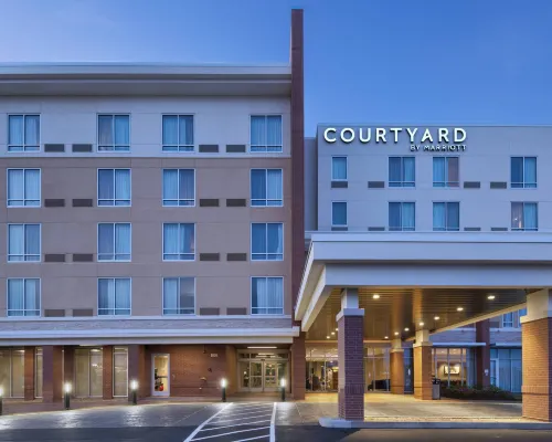 Courtyard St. Louis Brentwood Hotel berhampiran Taman Forest