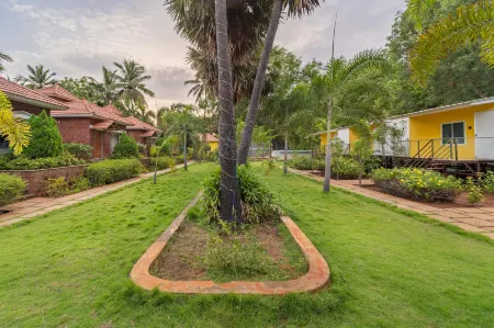 Nathan Resort (Eco Friendly) Отели в г. Manjakuppam