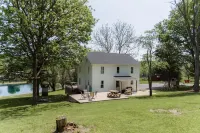 Secluded Valley Oasis with Swimming Pond, Spa, Firepit, 3Bd/2BA, Family Friendly
