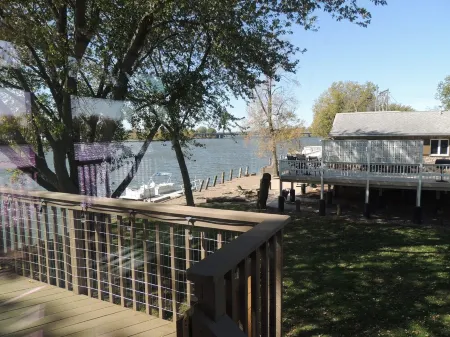 Riverside Treehouse Отели в г. Rock Island County