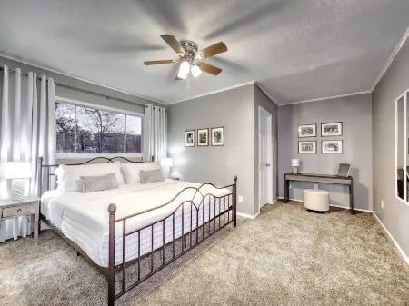 5mins to Kyle Field, 5BR w Private Backyard & Pool