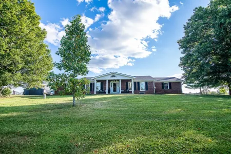 Franklin Ridge Farms Winchester ; Lexington 20 min Stanton 15min. Отели в г. Кларк