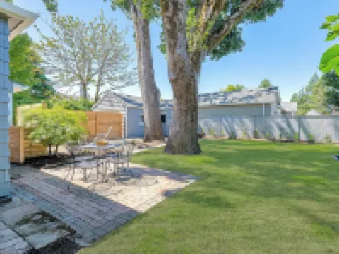 Minutes from oregon wine country and walking distance from George Fox University Hotels in Newberg