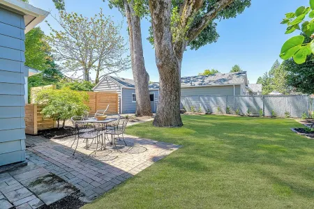 Minutes from oregon wine country and walking distance from George Fox University