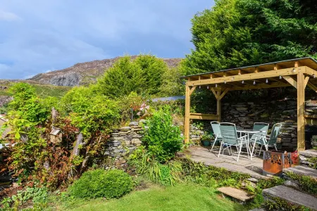 Homely cottage & garden with mountain-view. Отели в г. Blaenau Ffestiniog