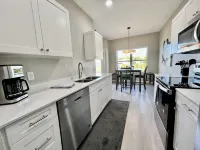 Cedar Falls Townhome - New Construction - 3 KING BEDS! - 4 ดาว
