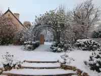 Charming gîte with swimming pool, Nordic bath, close to the D-Day landing beaches. Hotel di Le Manoir