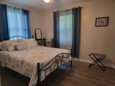 Driftwood Daytona- Spacious 3 Bedroom Old Florida Charmer 10 min from Everything 엠브리-리들 에어러노티컬 대학 - 데이토나비치 주변 호텔
