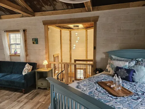 Creekside treehouse. with hot tub.