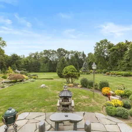 Charming 2-bedroom house on 2 dog friendly landscaped acres in lovely Chester
