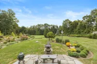 Charming 2-bedroom house on 2 dog friendly landscaped acres in lovely Chester - 부티크