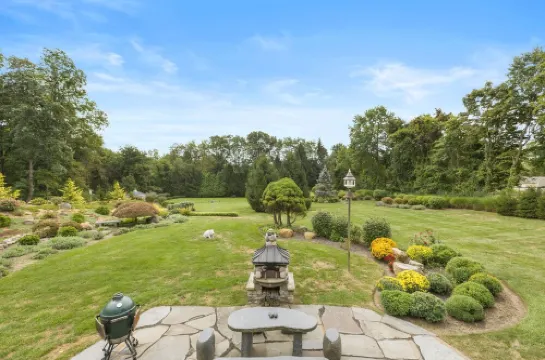 Charming 2-bedroom house on 2 dog friendly landscaped acres in lovely Chester