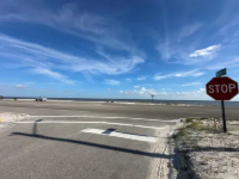 Walk to the Beach, Pool Home, Sleeps 8! 長灘酒店