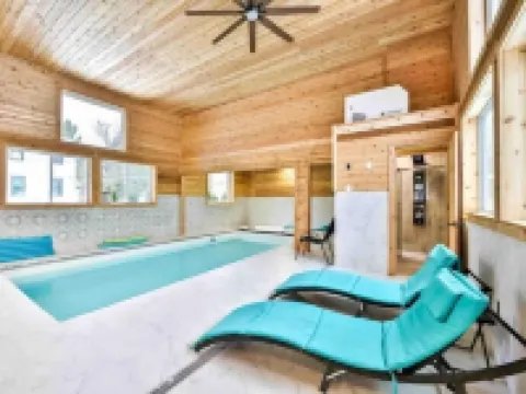 Log cabin with INDOOR POOL foot of hunter mountain ハンターのホテル
