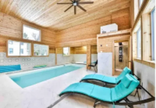 Log cabin with INDOOR POOL foot of hunter mountain