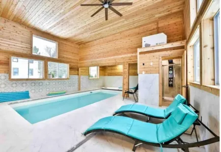 Log cabin with INDOOR POOL foot of hunter mountain