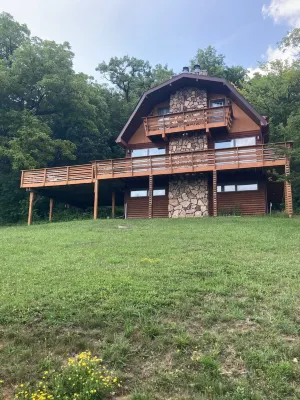 Cozy Log Home-Your Perfect Escape!Enjoy Nature and Wildlife from the Deck!