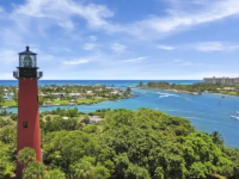 5min Walk to Jupiter Beach From this Cozy Condo Hotels in Jupiter