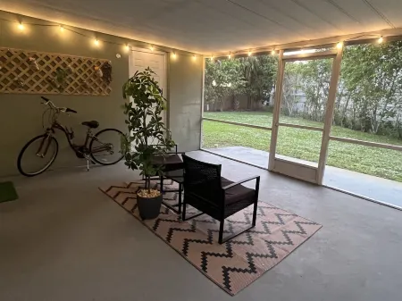 Pet Friendly, Fully Fenced! Relaxing escape in the heart of Lighthouse Point Отели рядом с достопримечательностью «Laguna Bay Nursery Inc»