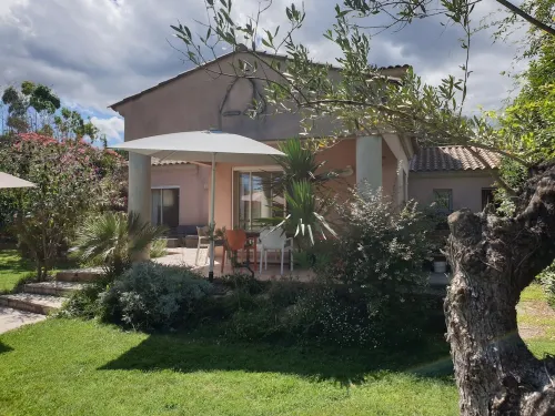 Upscale villa near UZES, private swimming pool, enclosed grounds, Wifi. Hotels in Collias