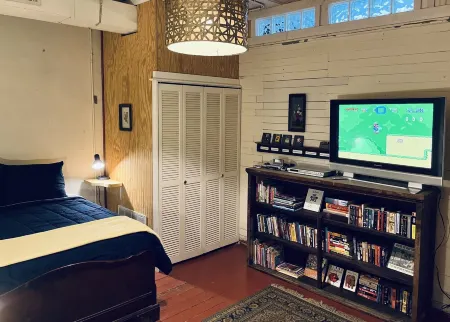 UP ON MAIN - a charming historic apartment in the heart of Eureka Springs