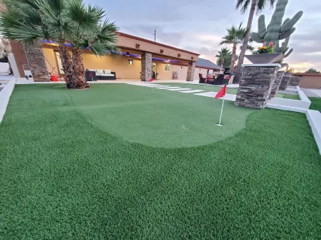 Double Eagle Villa with pool and pickleball close to Scottsdale! Отели рядом с достопримечательностью «Commemorative Air Force Museum»