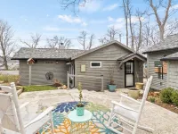 Lakeview retreat with beach access. Stylish home just steps from Deep Run Beach. Hotel a Gorham