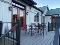 Sleeps 6, custom, gorgeous home on 180 acres, amazing views of Old Rag Mountain Hotels in Robertson