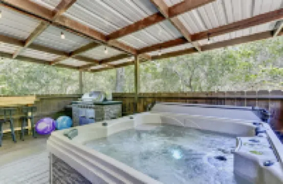 Riverside country retreat with easy access to all that Houston has to offer