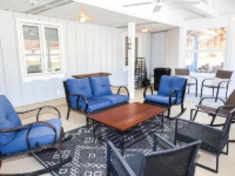 Family Friendly Retreat, Sleeps 12+, Full Basketball Court, Large Inground Pool Hotels in LaPorte County