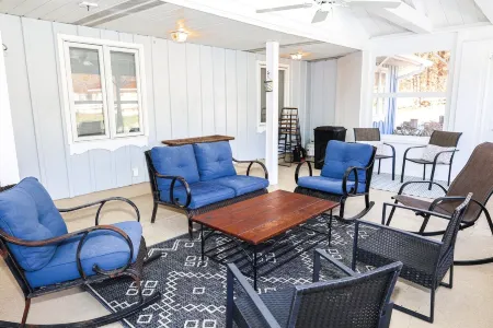 Family Friendly Retreat, sleeps 12+, Pole Barn with games, Large inground pool Отели в г. LaPorte County