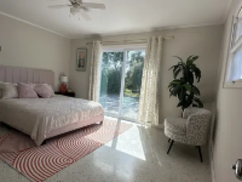 2 Bedrooms, Bay WaterViews, Beaches, shops, Marina, fishing, all near by Hoteles en Whitfield