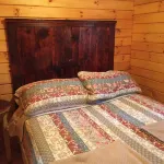 Maple Leaf Charming Log Cabin in the Woods Upgraded with Fiber Optic Internet