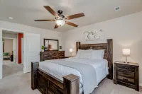 Colorful Co Spgs-Bright, Stylish, Mt Views, Self Check-In, Parking, WiFi & More! Hotels in Cimarron Hills