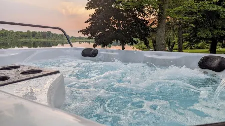 Water's Edge - hot tub - pet friendly Отели в г. Branch County
