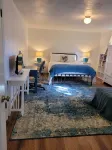 Beautifully furnished, spacious, comfortable. 1 block to campus. - 3-Star