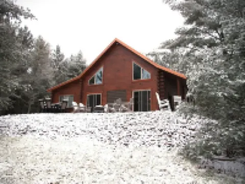Brand NEW Cabin in the Pines w Private Lake Hotel a Scott