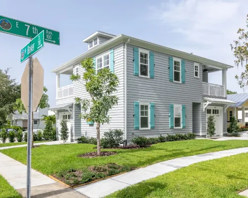 2 Min Walk to Downtown/King Bed /Golf Cart Rental/Pet Friendly! Hotels in Mount Dora