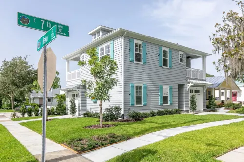 2 Min Walk to Downtown/King Bed /Golf Cart Rental/Pet Friendly!