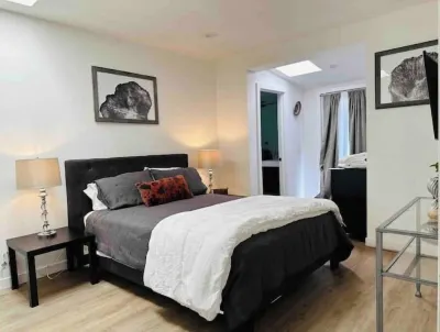 Remodeled house w/ large yard in West LA - 3 miles to beach 컬버시티 율리안 딕슨 도서관 주변 호텔